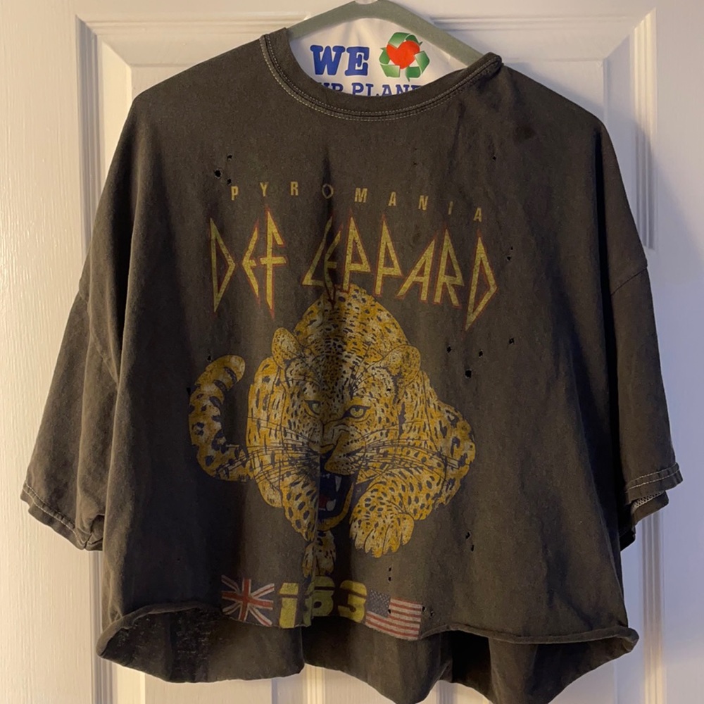 Cropped top graphic tee